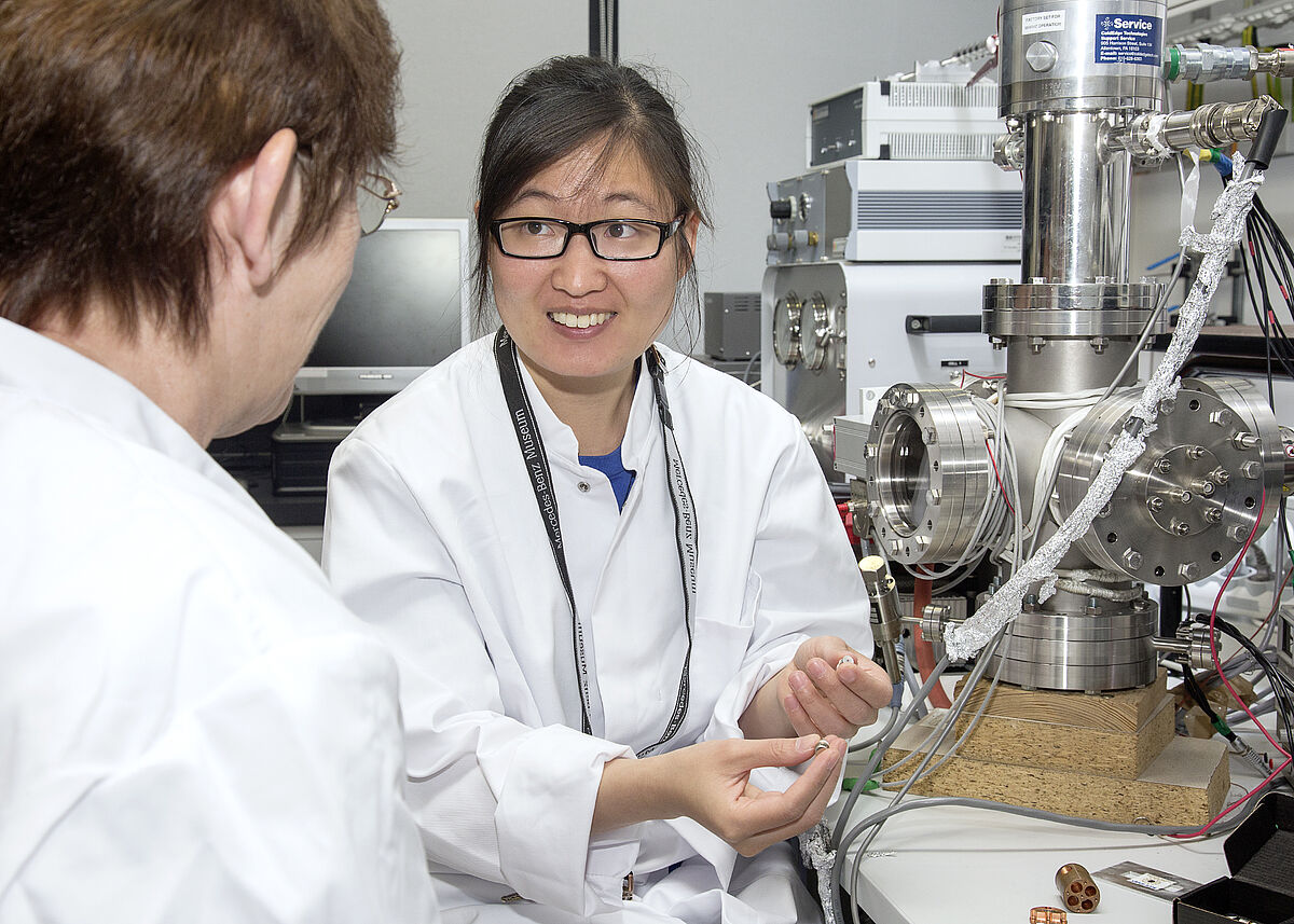 Zusammen mit Laborantin Renate Nareyka bestückt Yeong Zen Chua einen Chip–Sensor mit einer Probe (Foto: J.Tetzke, Universität Rostock).