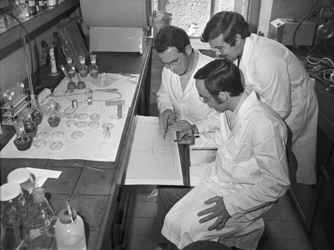 Klaus Peseke mit den kubanischen Doktoranden Nilo Castañedo und Miguel Aguila im Jahr 1977 (Foto: Institut für Chemie).