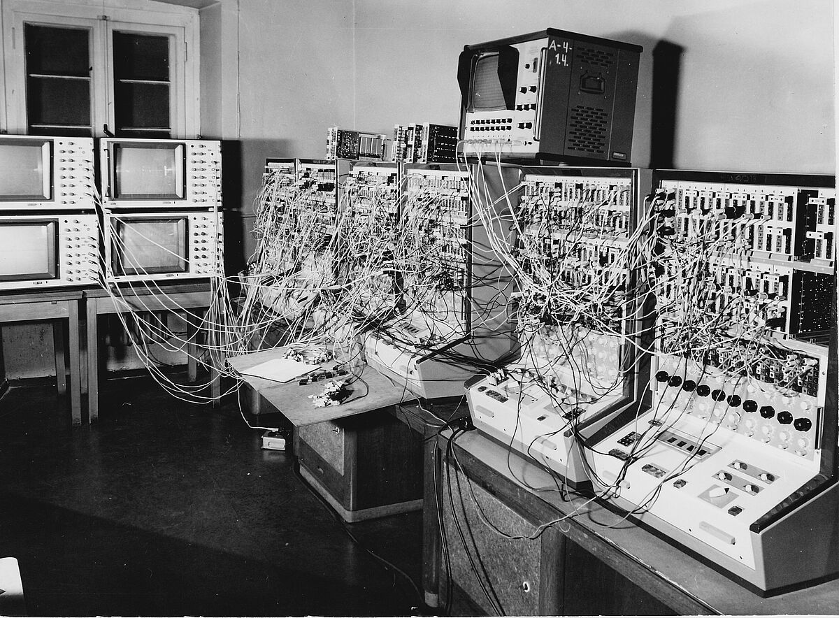 Analogrechner im Arbeitsraum von Ulrich Vietinghoff zu Beginn der 1980er-Jahre am Universitätsplatz 2 (Foto: Sammlung Abteilung Biophysik).