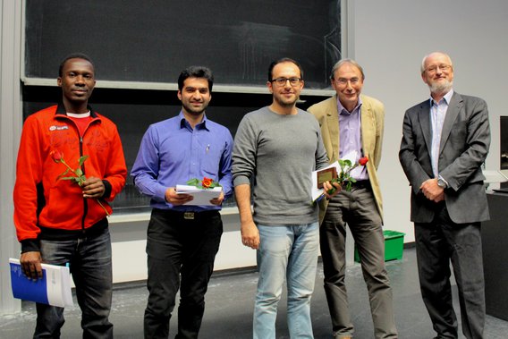 Zeugnisübergabe am 17.11.2016 an drei Absolventen (v. li.) des Internationalen M. Sc. in Physics durch Studiengangskoordinator Dr. Reinhard Mahnke und Prof. Fedor Mitschke als Leiter des Prüfungsausschusses (Foto: Th. Bornath).