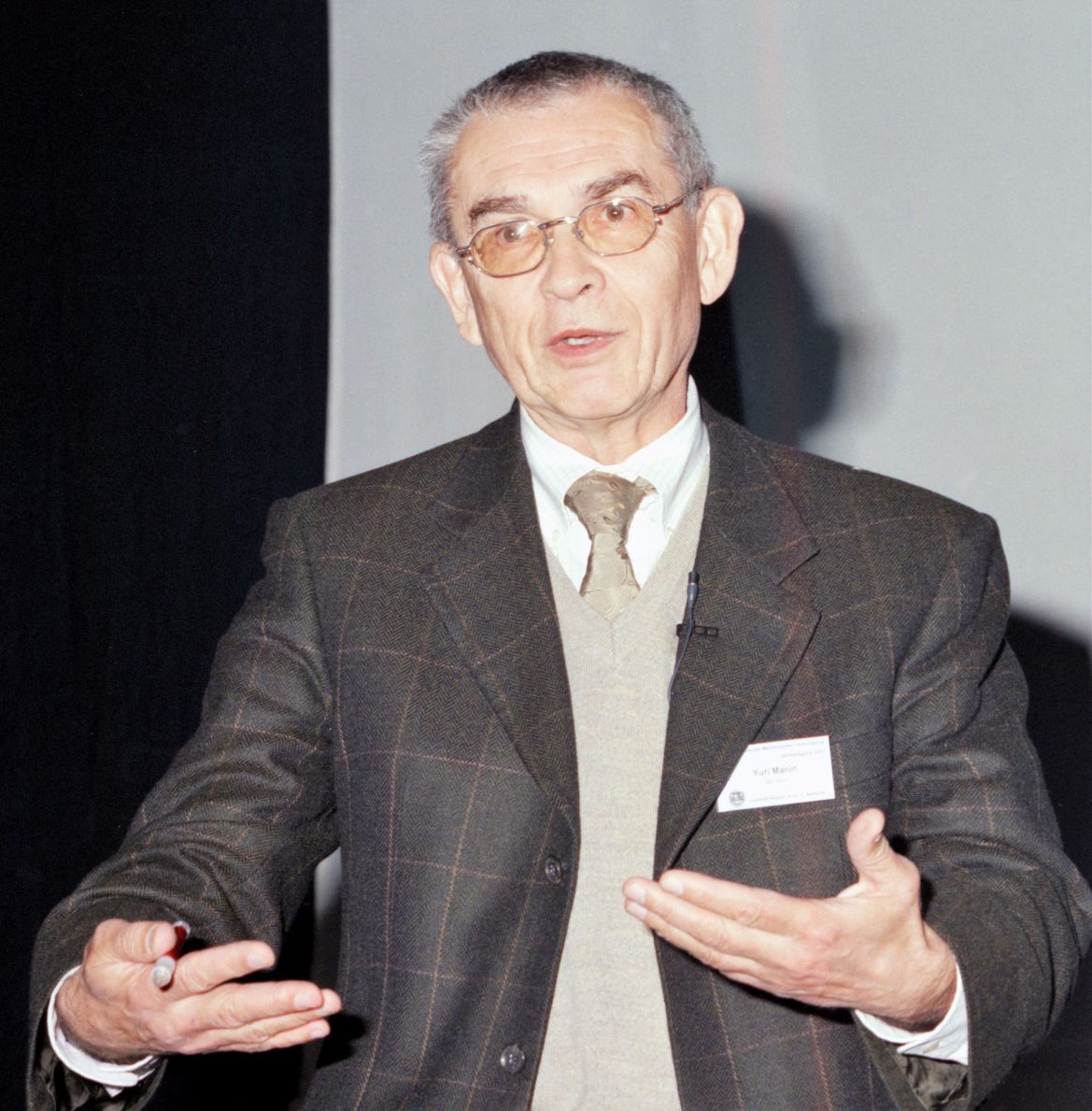 Prof. Dr. Y. I. Manin während seines Plenarvortrags (Foto:ITMZ).   