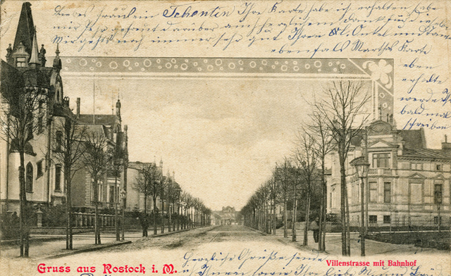 Die Kaiser-Wilhelm-Straße um 1900 als Villenallee mit Blick auf den Bahnhof. Links das erste Gebäude mit dem Türmchen ist die Nr. 3; davor ist die Graf-Schack-Straße zu erkennen. (Foto: Archiv Thomas Werner [2]).