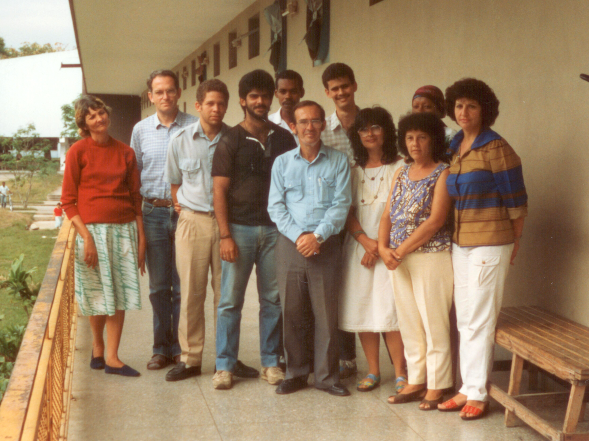 Vor dem Laboratorium in Santa Clara 1991 – 2. v. l. Klaus Peseke, Bildmitte vorne José Quincoces (Foto: K. Peseke).