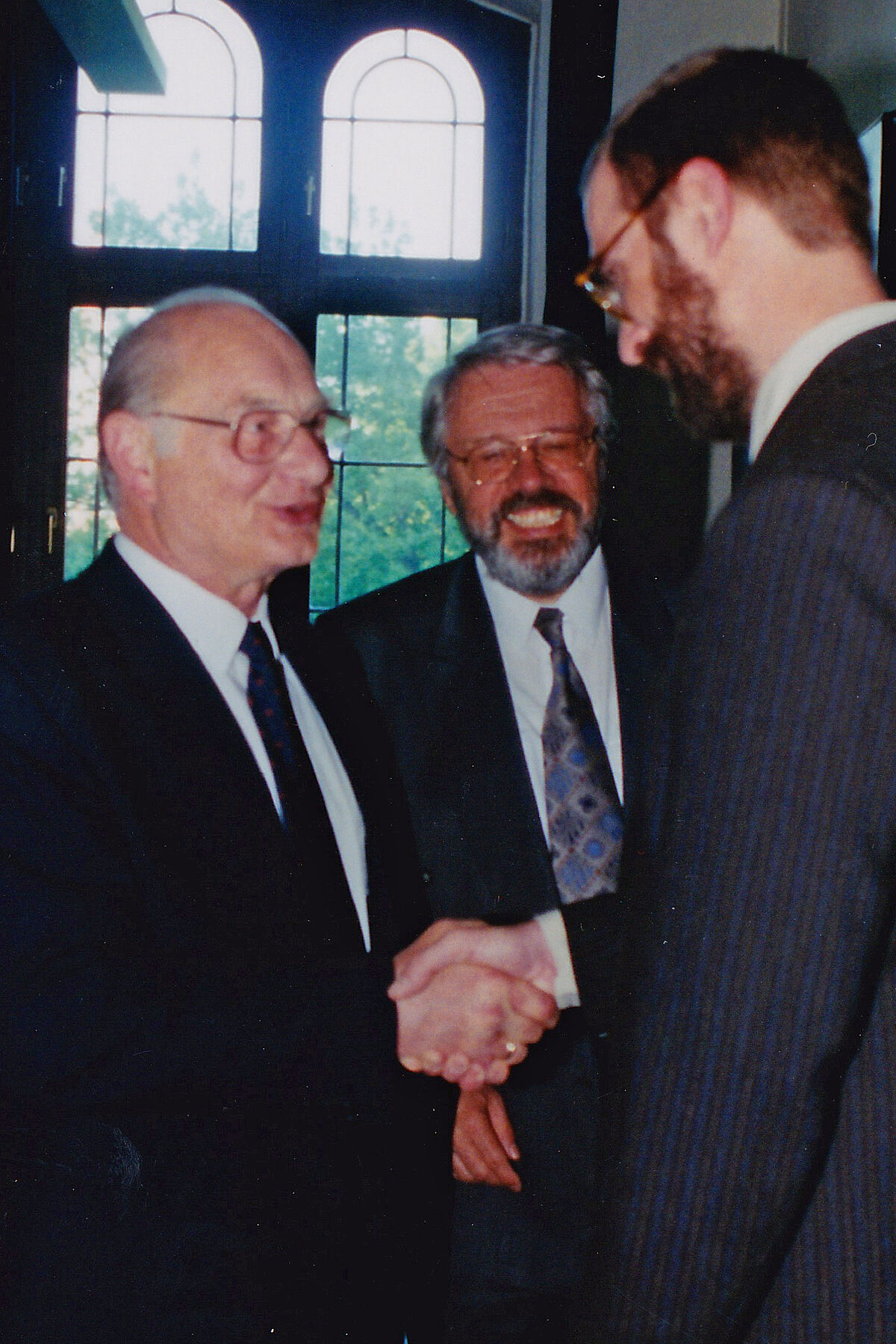 E. Libbert und Dekan G. Wildenhain gratulieren Martin Hagemann zur erfolgreichen Habilitation im Juni 1997. Heute ist sein Schüler, Prof. Martin Hagemann, sein 2. Nachfolger auf dem Lehrstuhl für Pflanzenphysiologie am IfBio (Foto: privat).