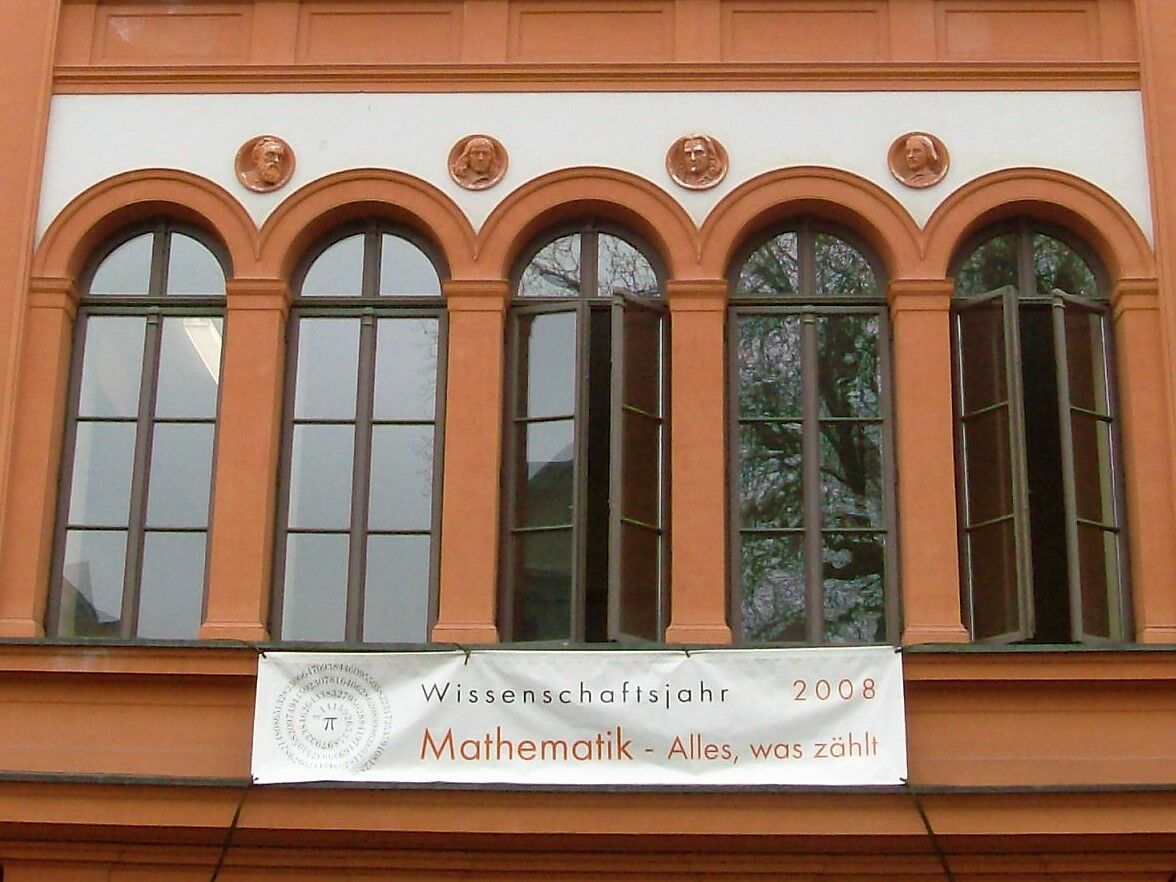Blick auf die Fenster des Hörsaals 121 des Instituts für Mathematik im Hauptgebäude der Universität (Foto: A. Straßburg).