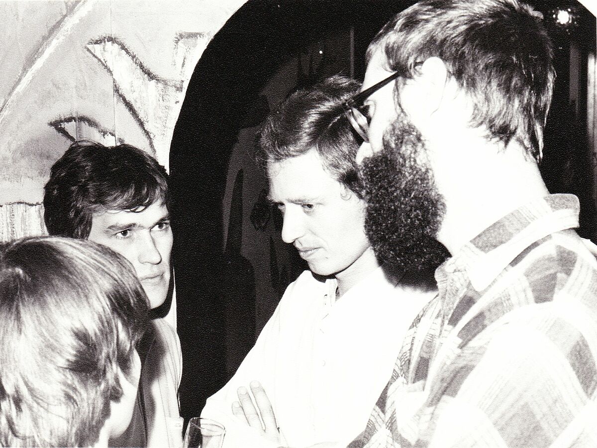 Im Bioclub Ende der 1970er Jahre: Die Biologie-Studenten Thomas Bittorf, Fritz-Karl Evert und Martin Hagemann (v. li. n. re) im Gespräch (Foto: T. Vökler).