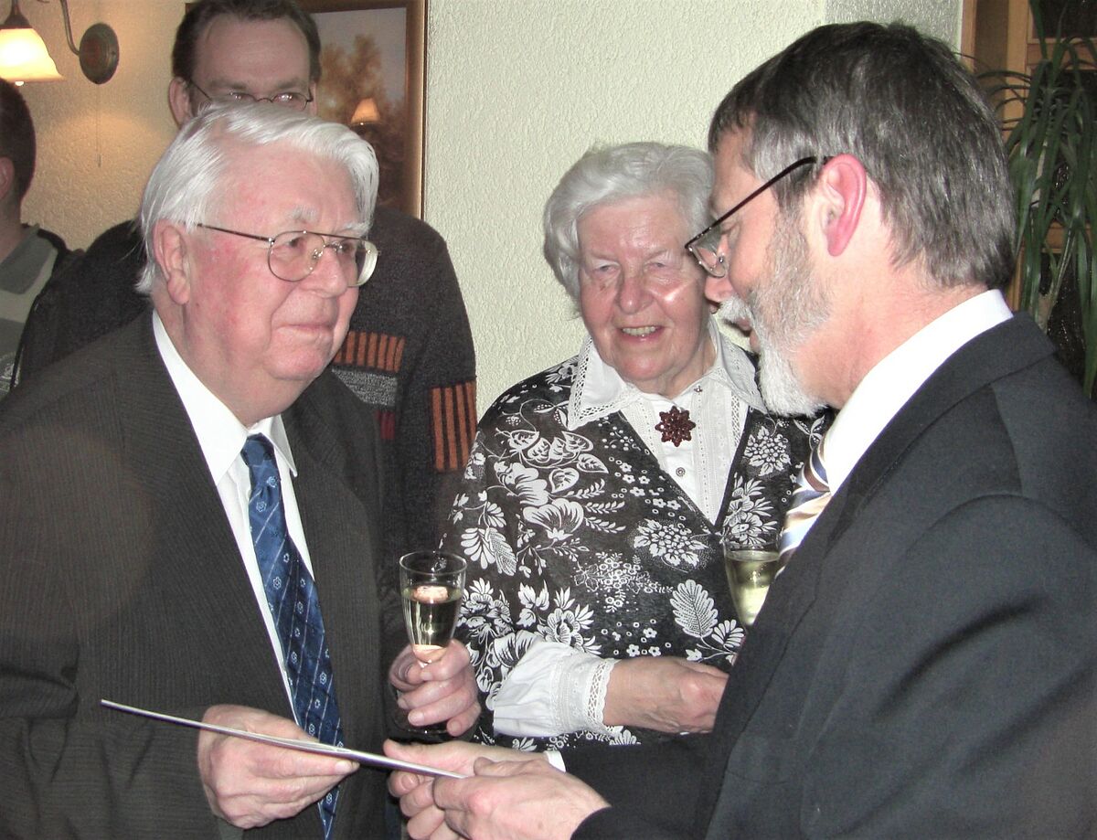 Der Autor – zu diesem Zeitpunkt Dekan der MNF – überreicht W. Engel anlässlich dessen 80. Geburtstags ein Glückwunschschreiben (Foto: K. Engel).