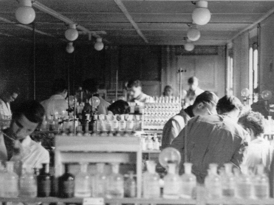 Im chemischen Praktikum Ende der 1950er Jahre (Foto: Sammlung des Instituts für Chemie)