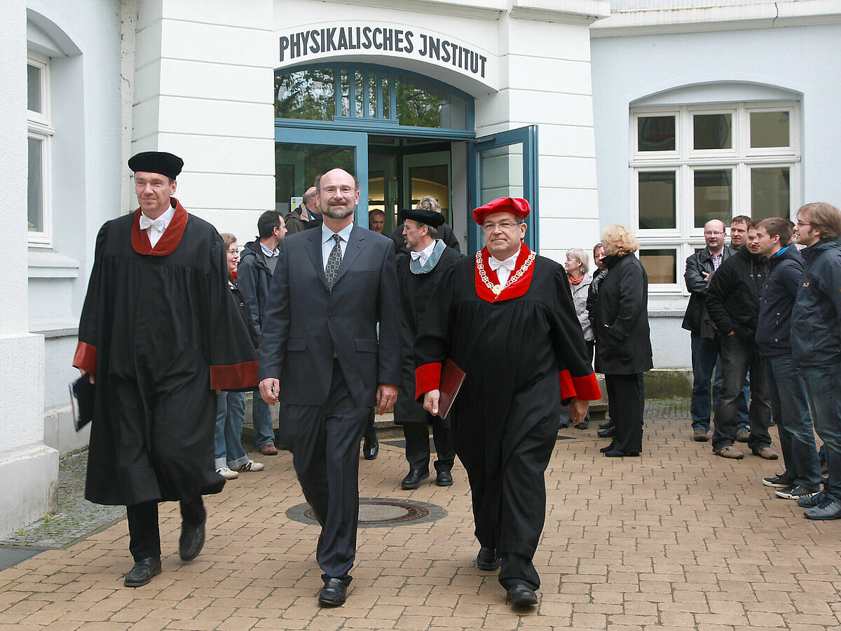 Roland Sauerbrey in Begleitung des Rektors, Prof. Dr. Wolfgang Schareck (rechts), und des Dekans der MNF, Prof. Dr. Hendrik Schubert (links) (Foto: ITMZ).