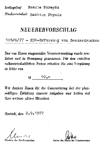 Die Laborantin Renate Nareyka erhält eine Prämie für die Literatur-Erfassung im Zusammenhang mit der Rostocker Elektrolyt-Datenbank SAFE.