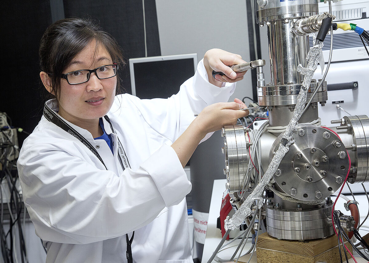 Im Kalorimetrie-Labor im Forschungsgebäude Licht-Leben-Materie: Yeong Zen Chua präpariert die Tieftemperatur-Vakuumkammer für Messungen (Foto: J. Tetzke, Universität Rostock).