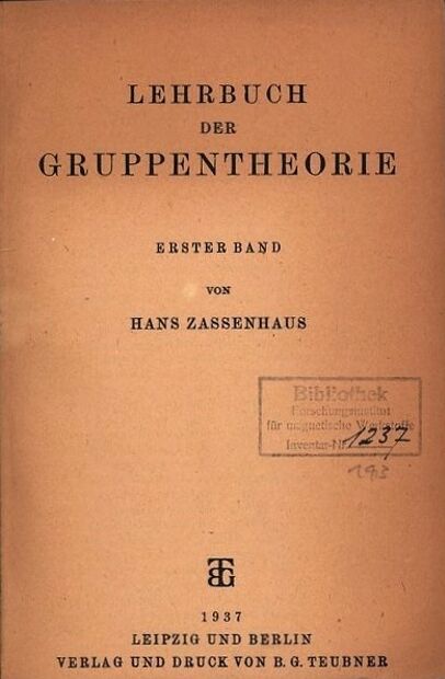 Standardwerk zur Gruppentheorie bis in die 1960er. Ein zweiter Band wurde nie gedruckt (Quelle: Antiq. Bookfarm, Sebastian Seckfort, Leipzig).