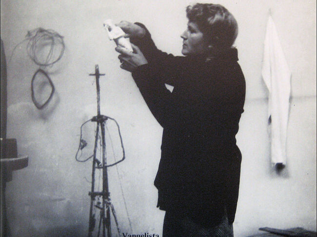 Eines der wenigen Fotos der Bildhauerin mit dem Künstlernamen Genni. Aus der Sammlung der Galerie Poll in Berlin-Mitte (http://poll-berlin.de/Galerie/).