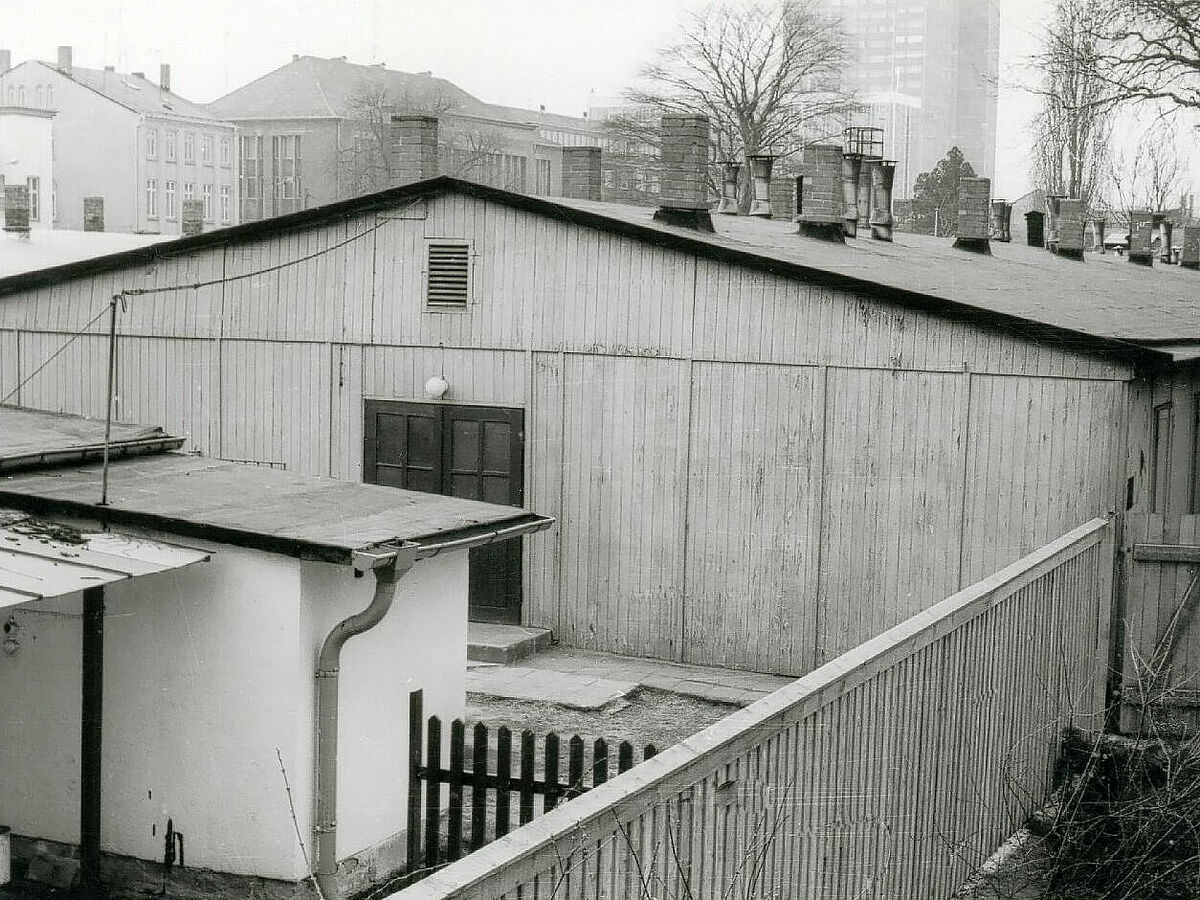 Blick auf die Laborbaracke um 1975 (Foto: Sammlung des Instituts für Chemie)