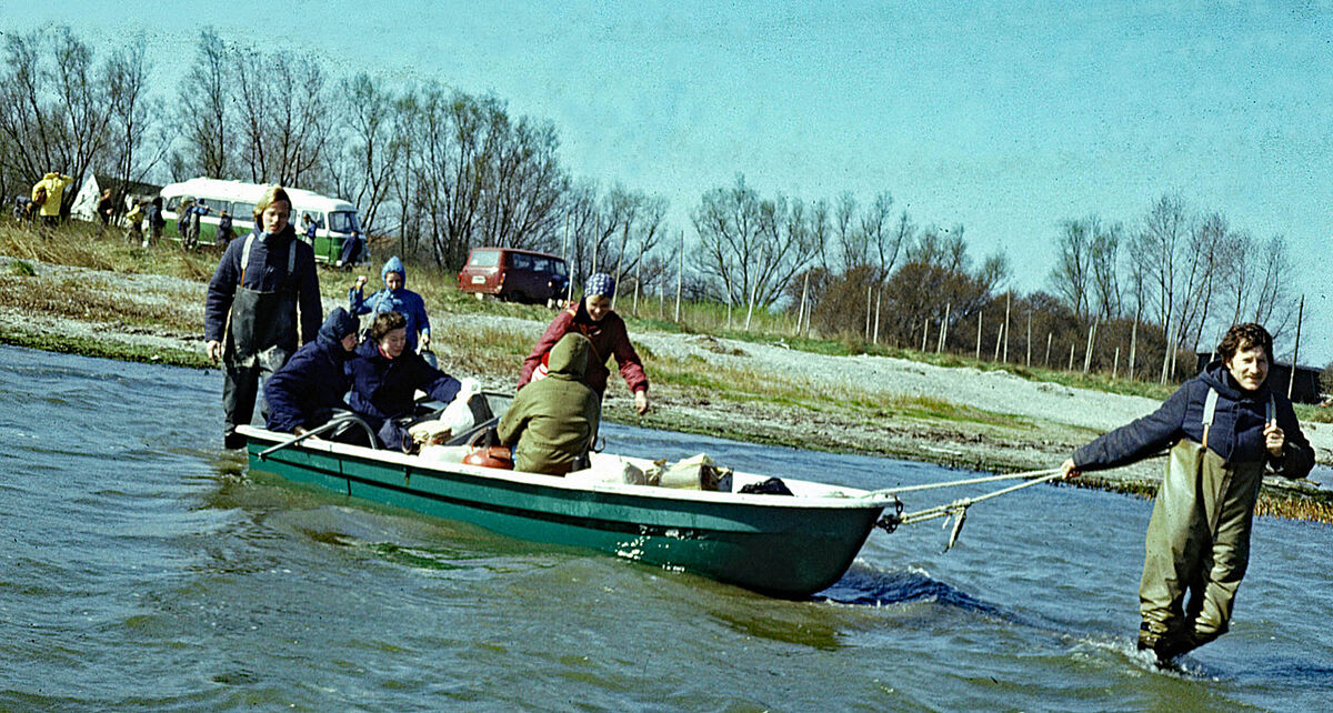 Studentenexkursion Anfang der 1980er Jahre: Überfahrt von Gollwitz/Insel Poel zum Langenwerder (Foto: T. Hübener).