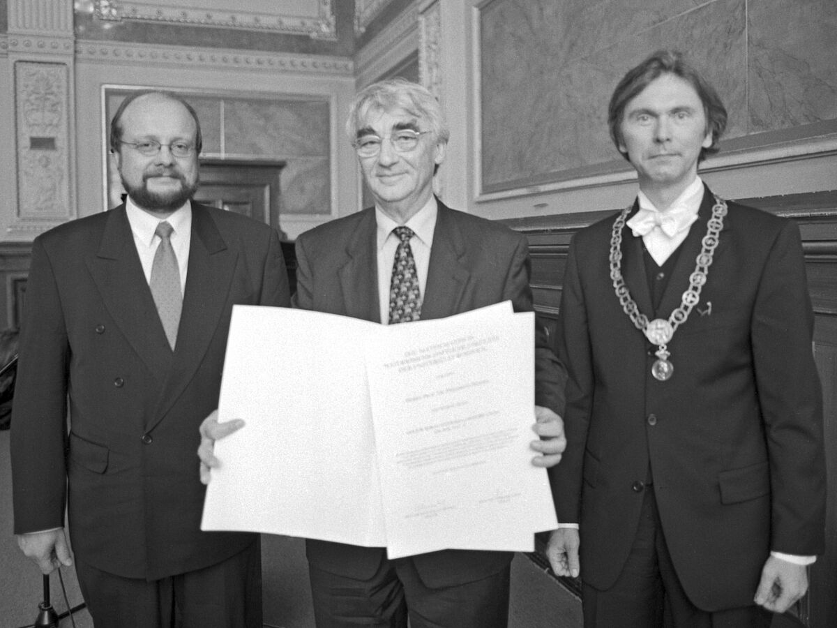 Friedrich Hensel mit dem Rektor, Prof. Dr. Hans Jürgen Wendel (rechts), und dem Dekan, Prof. Dr. Gerhard Graf (links), (Foto: UAR).